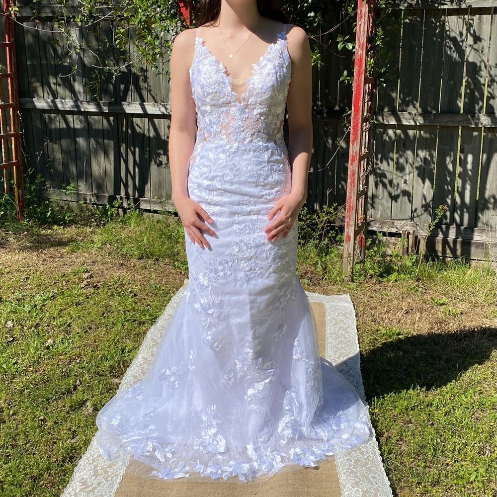 Beautiful White wedding dress, new without tags, Small (2/4)